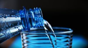Dlaczego warto pić wodę z samego rana?