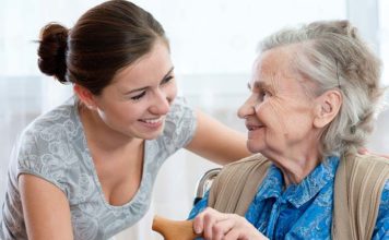 Dom seniora czy opiekunka – co wybrać dla osoby starszej