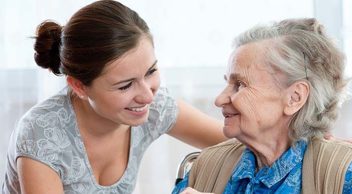 Dom seniora czy opiekunka – co wybrać dla osoby starszej