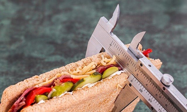 Podaż kalorii podczas odchudzania zmniejszamy o maksymalnie 20 procent